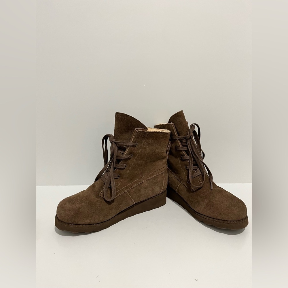 Bearpaw Harmony Wedge Boot in Earth Womens size 8